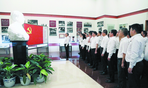 在毛泽东纪念馆重温入党誓词.jpg 在毛泽东纪念馆重温入党誓词.jpg