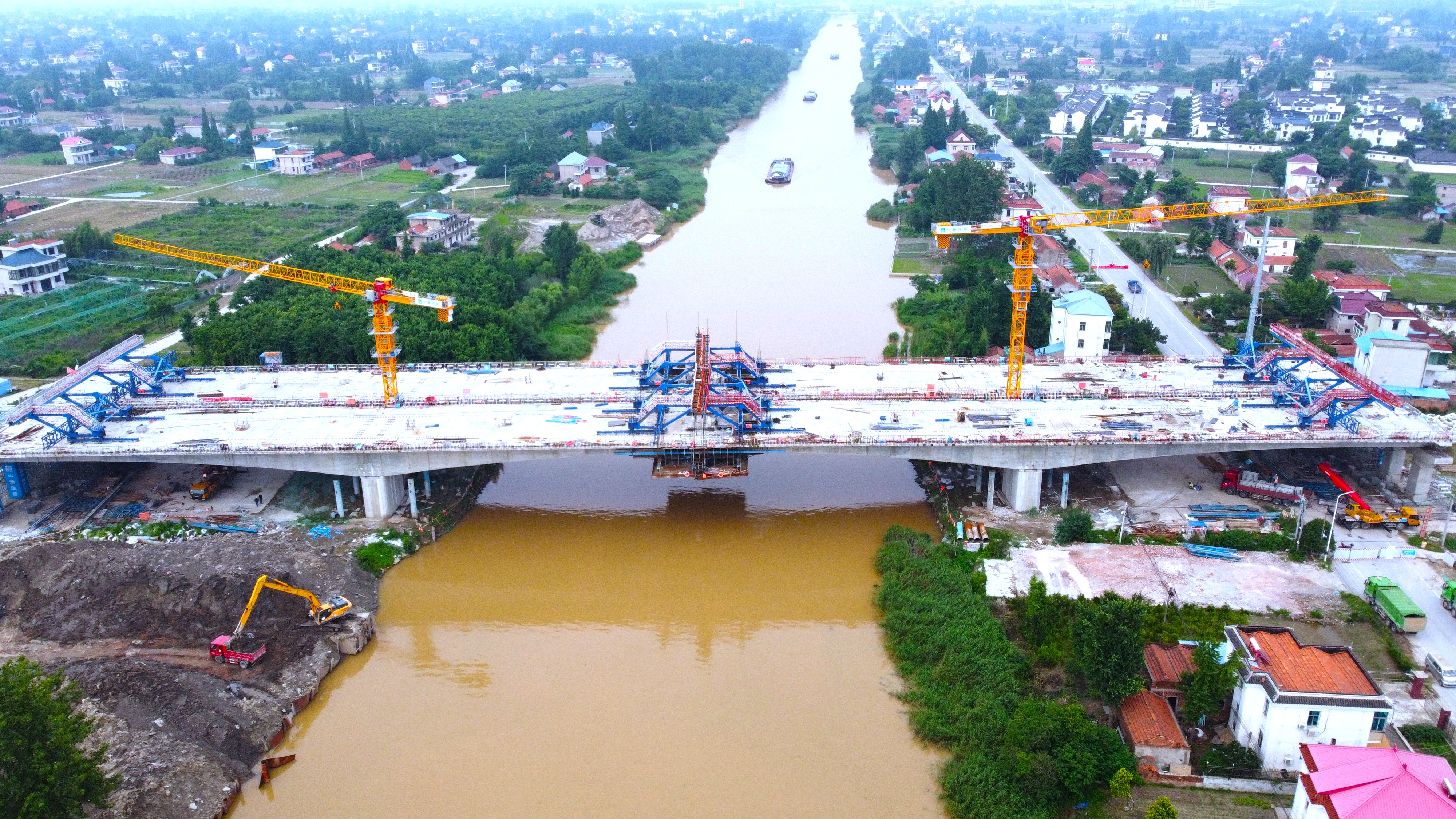 中建一局承建的南通绕城高速公路疏港航道特大桥主桥全桥合龙