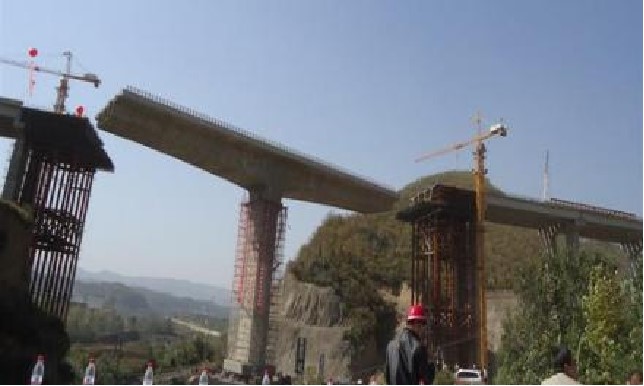 阳泉至五台山高速公路阳泉至盂县段（特大桥主跨转体施工）.jpg