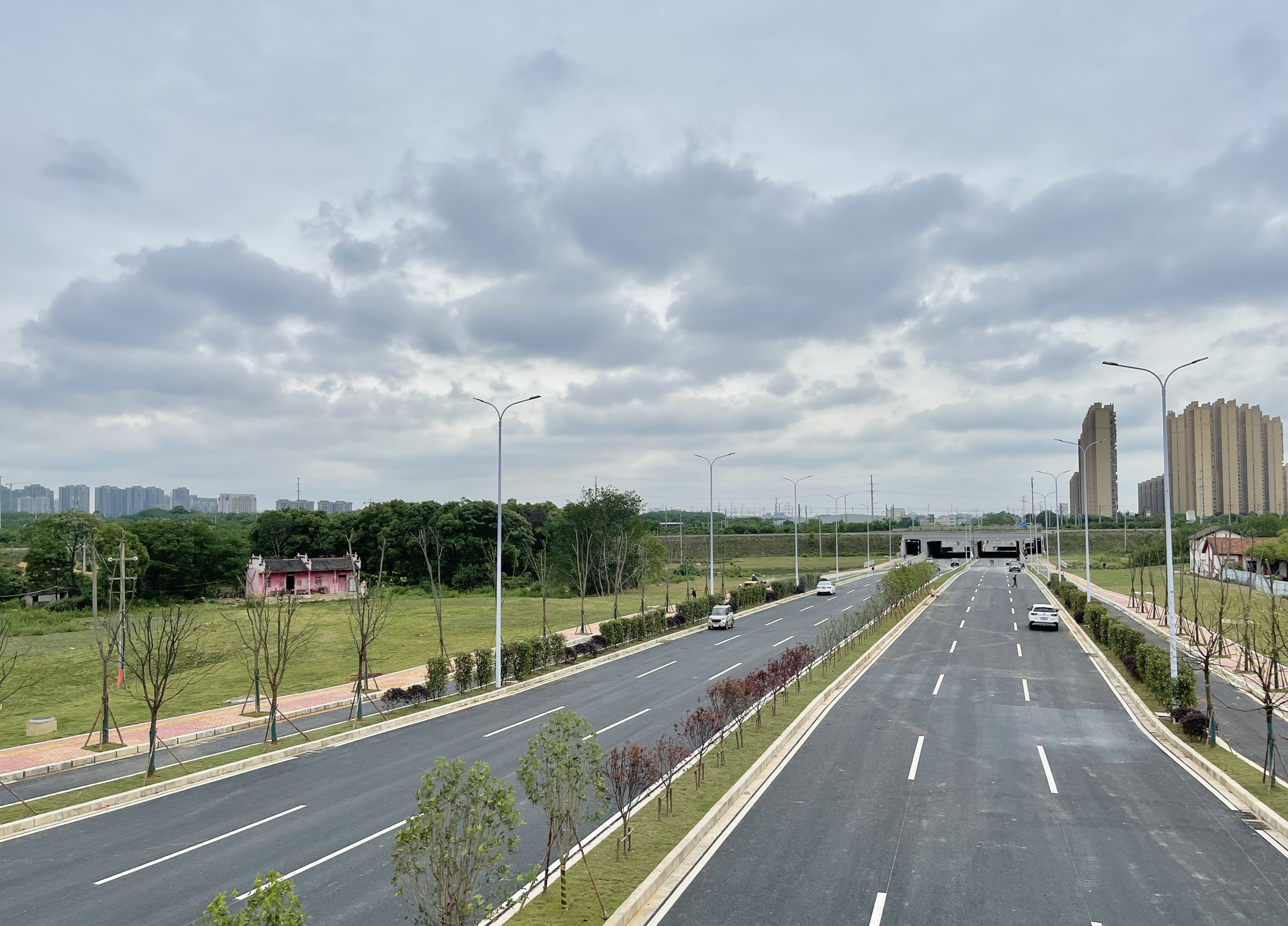 中建一局承建的南昌经开区志敏大道下穿铁路框架桥两侧引道工程完工